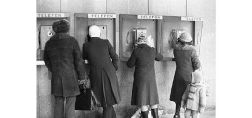 historyczne zdjęcie budek telefonicznych