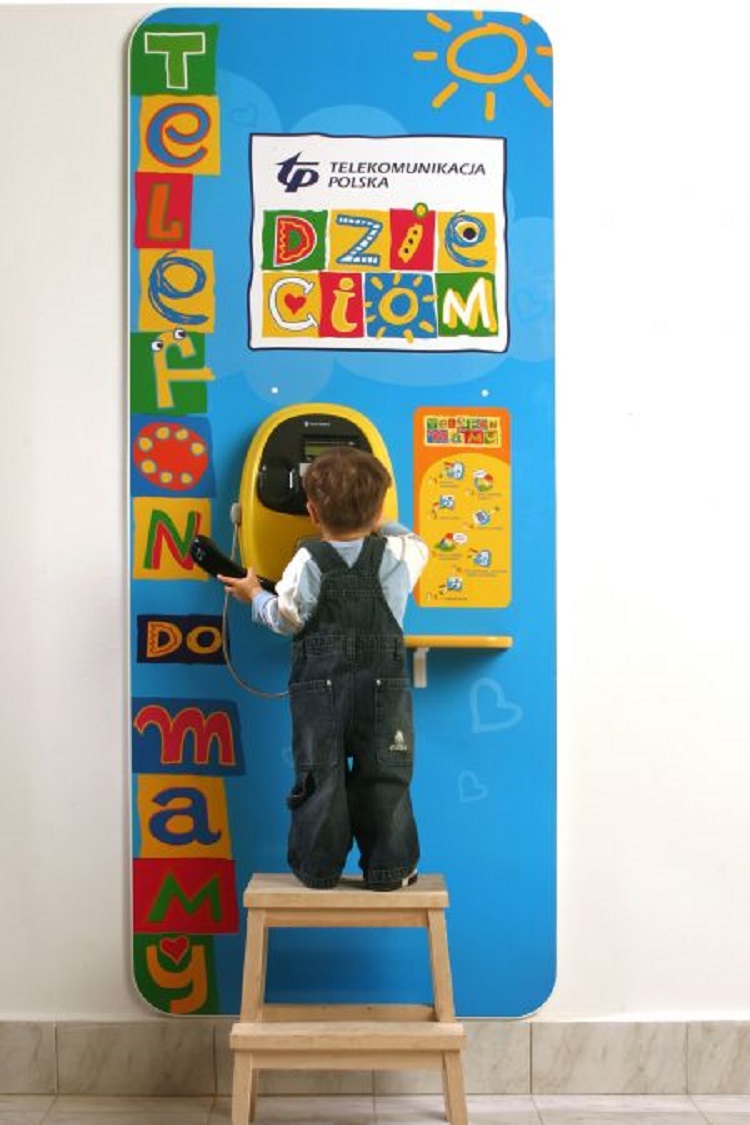 Budka telefoniczna w ramach programu telefon do mamy