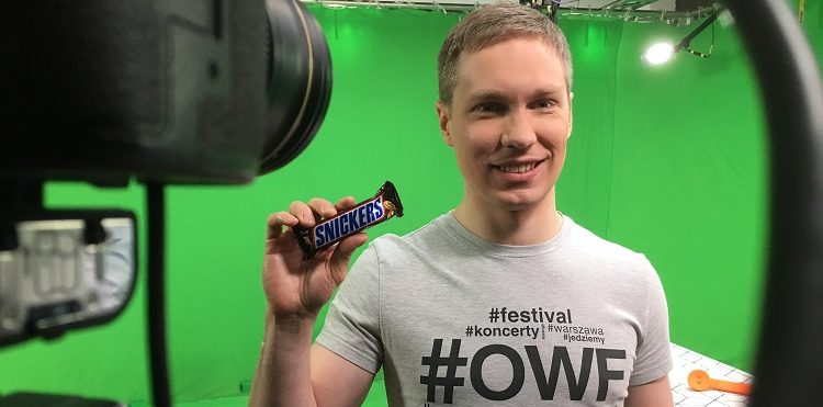 Grafika ilustracyjna - Piotrek Domański ze Snickersem by mniej gwiazdorzył