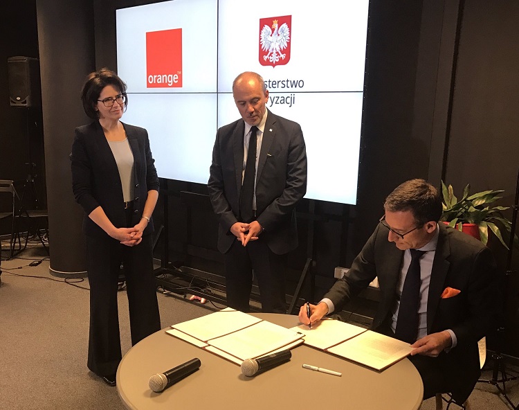 Podpisanie porozumienia między Ministerstwem Cyfryzacji i Orange Polska w sprawie podłączenia 4,5 tys. szkół do światłowodu od Orange. Na zdjęciu: Anna Streżyńska - Minister Cyfryzacji, Stéphane Richard - CEO Grupy Orange i Jean-François Fallacher – prezes zarządu Orange Polska