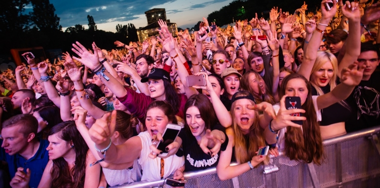 fani na Orange Warsaw festival