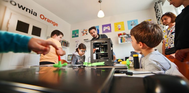 Blisko 430 tys. głosów na Pracownie Orange!