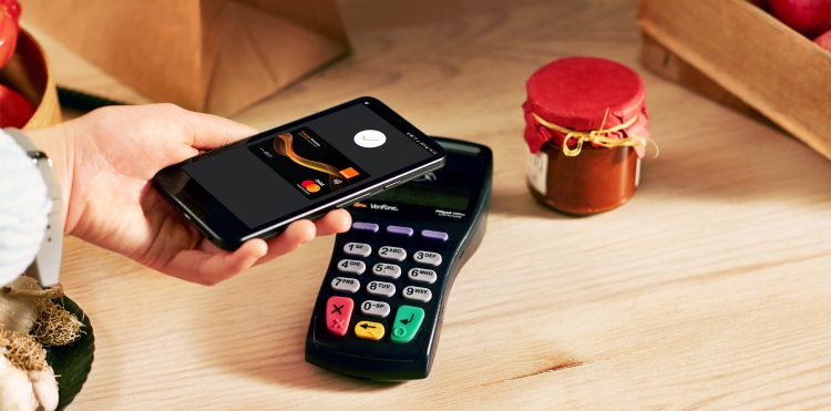 Orange Finanse nagradza za płatności zbliżeniowe telefonem.