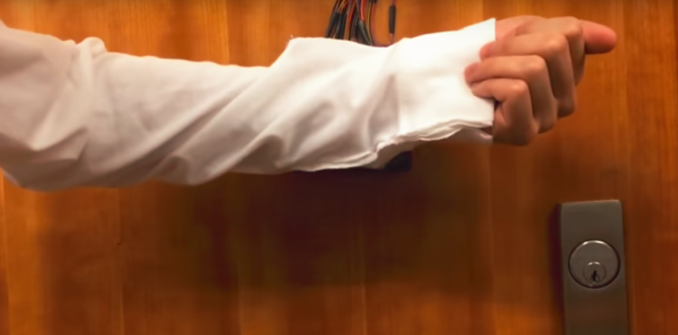 Hasło wszyte w mankiecie