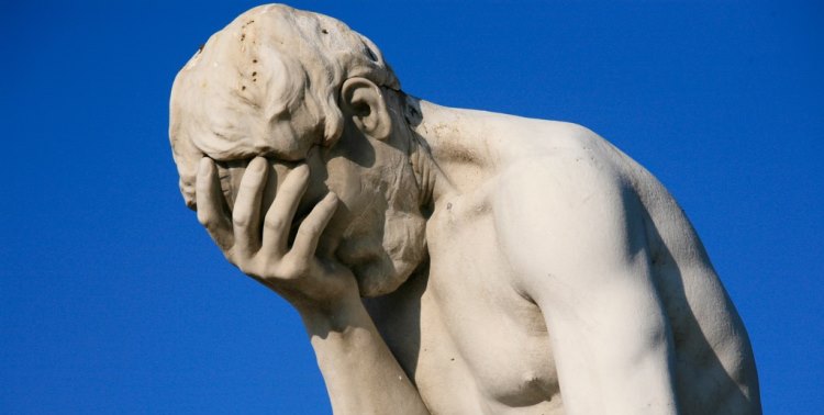 Statua facepalma w reakcji na wpadkę z kamerami w żłobku