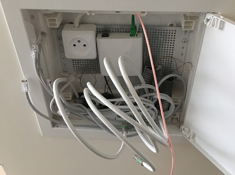 Skrzynka w gniazdku światłowodowym