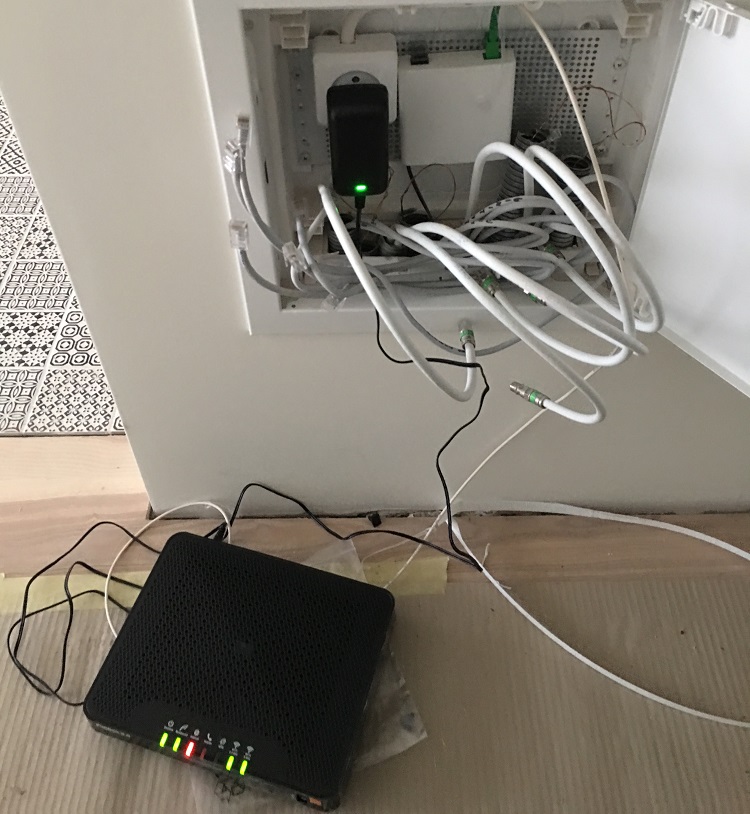 Proces instalacji Orange światłowodu - urządzenie już podłączone go gniazdka, trwa proces włączania usług.