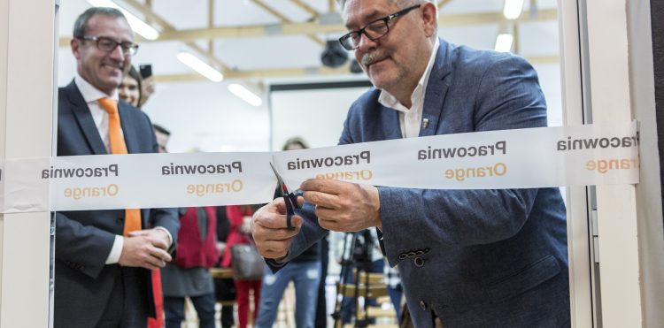 Grzegorz Benedyciński, burmistrz Grodziska Mazowieckiego w trakcie otwarcia pracowni Orange w Kozerkach