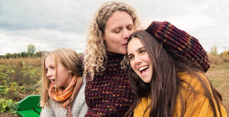 matka z dwiema natoletnimi córkami