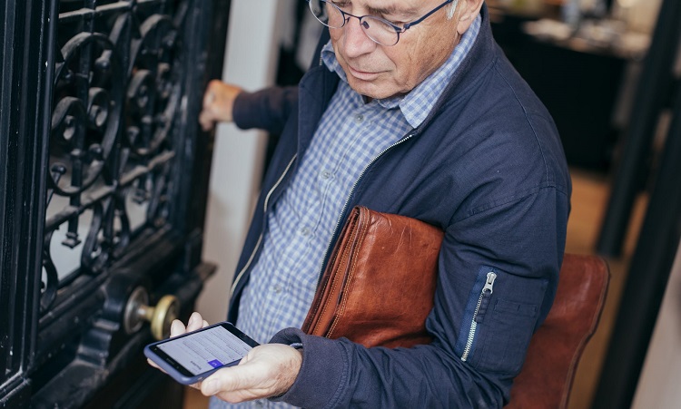 Przedsiębiorca wychodzi z biura - grafika ilustracyjna do wpisu o e-umowach