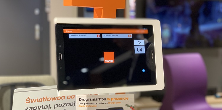 Tablet w włączonym oprogramowaniem do podpisywania umów