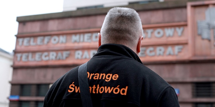 Technik - montaż Orange Światłowód