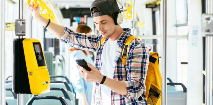 Bilet komunikacji miejskiej możesz kupić przez telefon w Orange. Szybko i bezpiecznie.