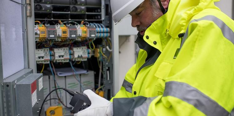 W domach warszawiaków pojawiły się innowacyjne liczniki prądu. Do ich podłączenia Orange Polska wykorzystał nową technologię.