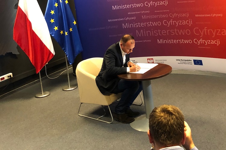 Witold Drożdż podpisuje deklarację „Razem przeciw cyberprzemocy wobec dzieci”