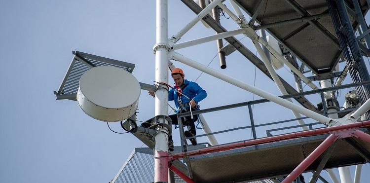 Jak połączyć radio ze światłowodem i budować na tym 5G? Książka z wkładem od Orange