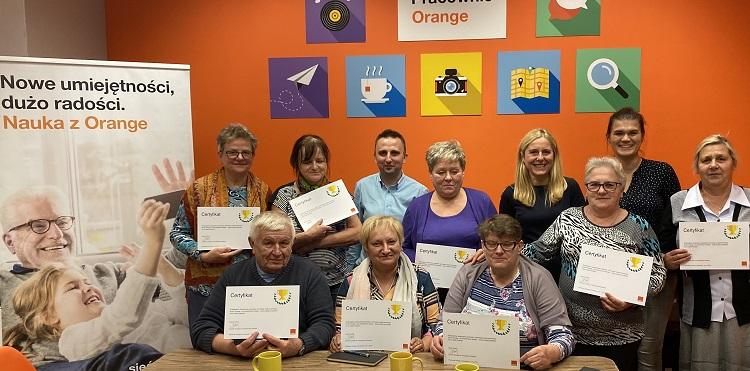 Seniorzy w Kozerkach i Bulkowie uczyli się korzystać ze smartfona