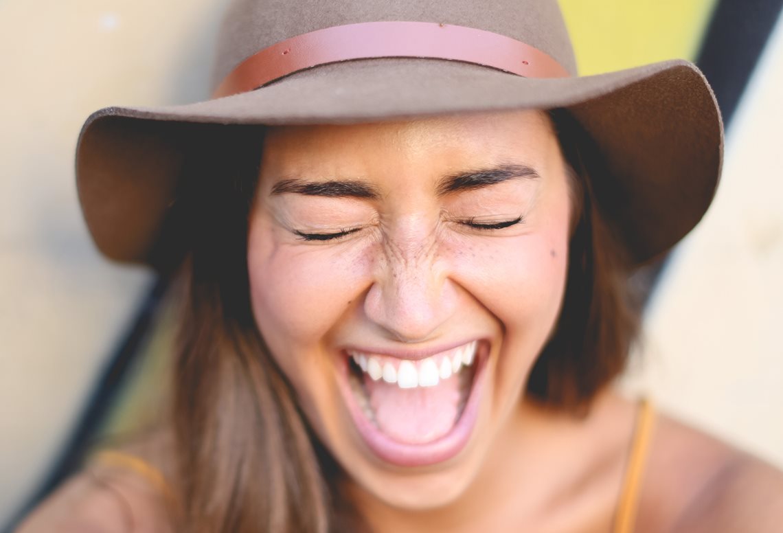 usmiechnięta dziewczyna w kapeluszu