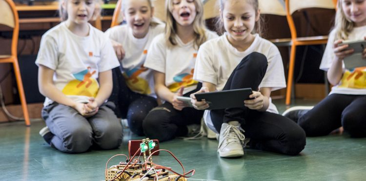 Jak wzmocnić kompetencje cyfrowe dzieci i nauczycieli? Zgłoś szkołę do programów Fundacji Orange.