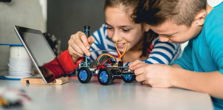 15 lat Fundacji Orange: od darmowych telefonów w szpitalach po naukę robotyki.