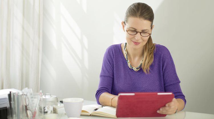 Kobieta przy laptopie