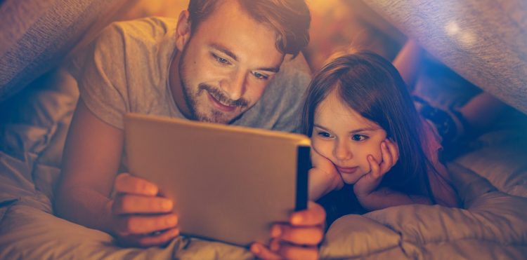 Jak dbać o umiar w używaniu technologii w czasie pandemii? Ruszają webinaria dla rodziców.