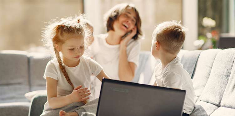 Darmowe webinary dla rodziców o tym, jak dbać o umiar w korzystaniu z technologii w wakacje