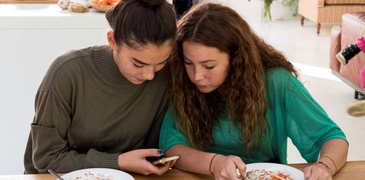 CERT Orange Polska: fake newsy wyłudzające dane i pieniądze najbardziej popularnymi podczas wakacji