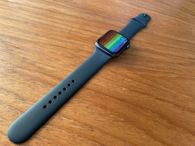 Apple Watch Series 6 leżący na stole