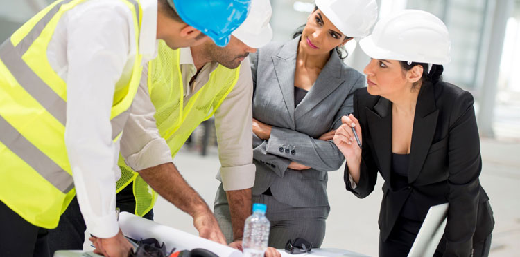 grupa inżynierów na budowie, 2 kobiety i 2 mężczyzn