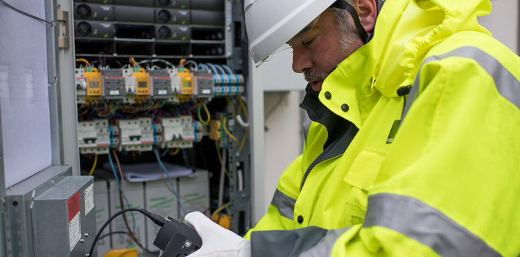 Drogi, fabryki, światłowody, czyli co nam dają inwestycje