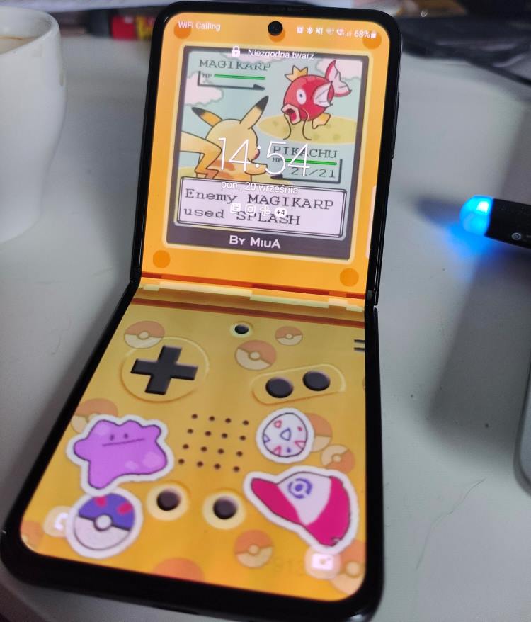 Galaxy Z Flip3 z tapetą, udającą konsolę Nintendo