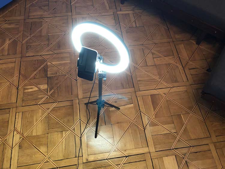 statyw Bigben stojący na podłodze