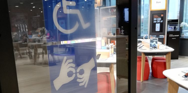 wejście do salonu Orange z oznaczeniami dla klientów z niepełnosparwnościami
